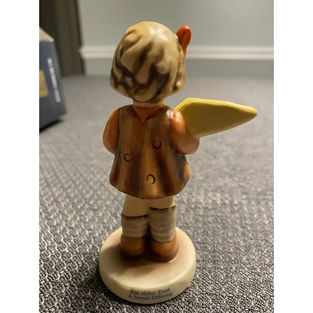 MI Hummel Club Goebel “A Sweet Offering” Girl wFlowers IOB COA